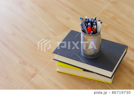 本とペン立て 86719730