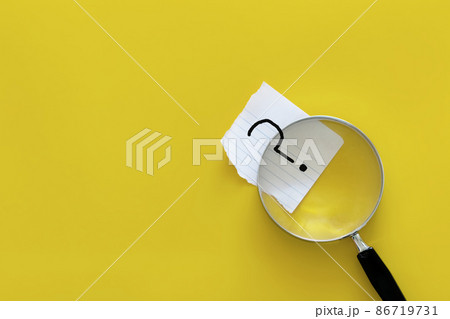 虫眼鏡と疑問符 86719731