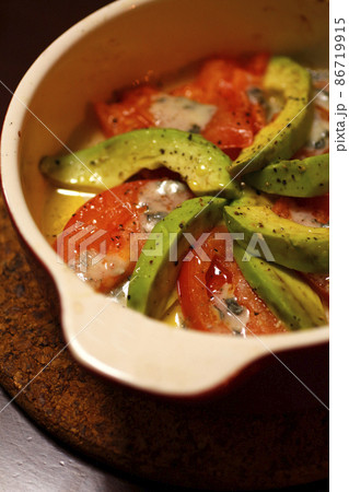 アボカドとトマトのオイル焼き 86719915