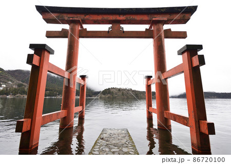 箱根神社　芦ノ湖上の「平和鳥居」（陸地側から） 86720100