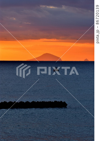 河津から眺める利島の日の出と朝焼け 河津から眺める利島の日の出と朝焼け 86720139