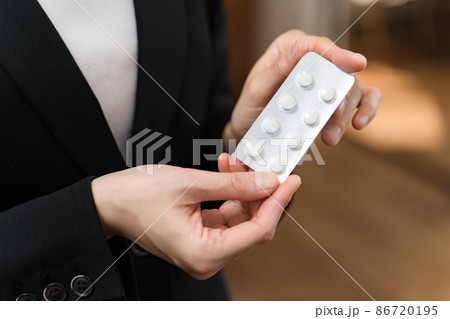 錠剤のPTP包装パッケージを手に持つスーツの女性 パーツカット 錠剤のPTP包装パッケージを手に持つスーツの女性 パーツカット 86720195
