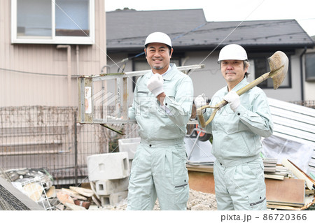 工事現場で作業をする作業服姿の男性達（カメラ目線） 86720366
