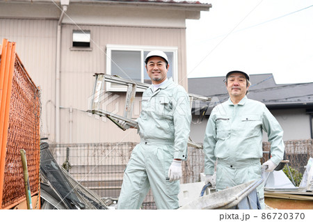 工事現場で作業をする作業服姿の男性達（カメラ目線）の写真素材 [86720370] - PIXTA