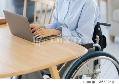 車椅子 パソコン 手元 車椅子 パソコン 手元 86720401