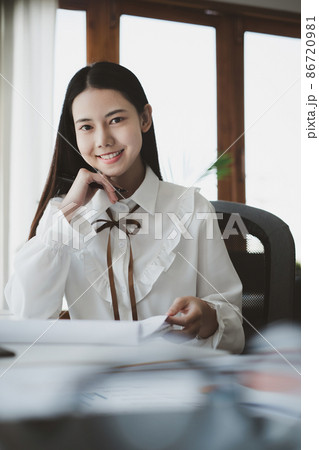 Asian Businesswoman or Accountant hands holding paperwork with calculator, account and saving concept 86720981