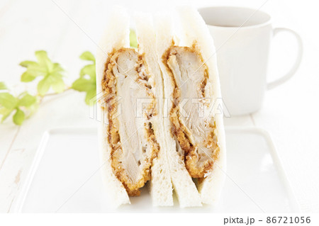 美味しいチキンかつサンドとホットコーヒー 86721056