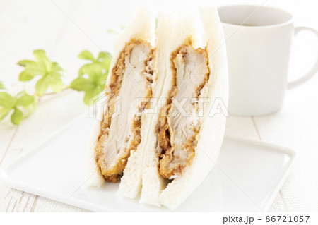 美味しいチキンかつサンドとホットコーヒー 86721057