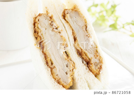 美味しいチキンかつサンドとホットコーヒー 86721058