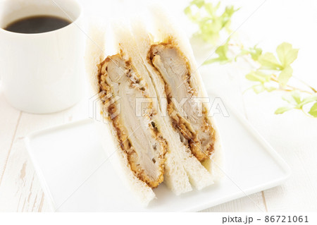 美味しいチキンかつサンドとホットコーヒー 86721061