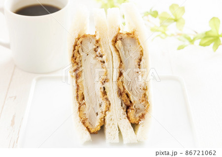 美味しいチキンカツサンドとホットコーヒー 86721062