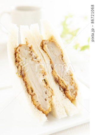 美味しいチキンかつサンドとホットコーヒー 86721068