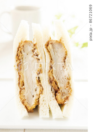 美味しいチキンカツサンドとホットコーヒー 86721069