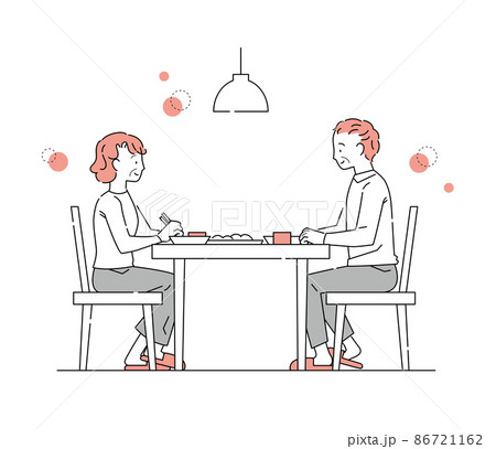 テーブルで食事する年輩の女性と男性 86721162