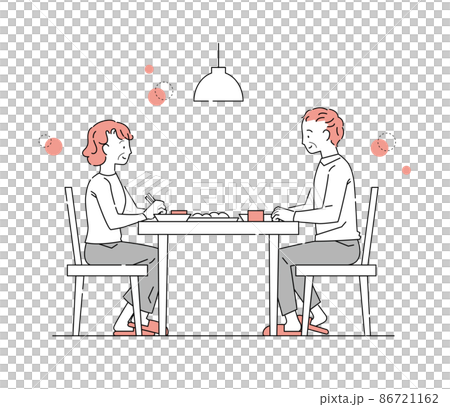 テーブルで食事する年輩の女性と男性 86721162