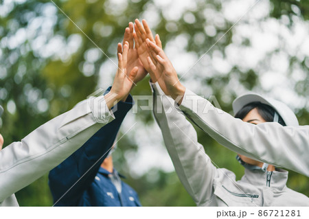 ヘルメット着用の作業員 86721281