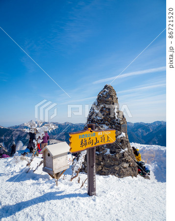 鈴鹿山脈の綿向山頂上の雪景色 鈴鹿山脈の綿向山頂上の雪景色 86721520