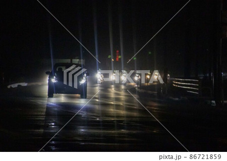 夜間走行する自動車・複数・先頭車両強調 夜間走行する自動車・複数・先頭車両強調 86721859