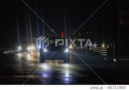 夜間走行する自動車・複数・走行イメージ 86721860
