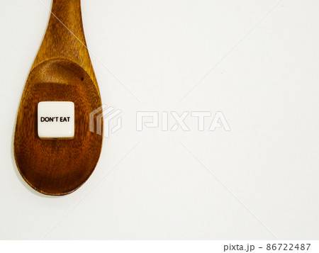 左上のレンゲとダイエットのサイコロ 86722487