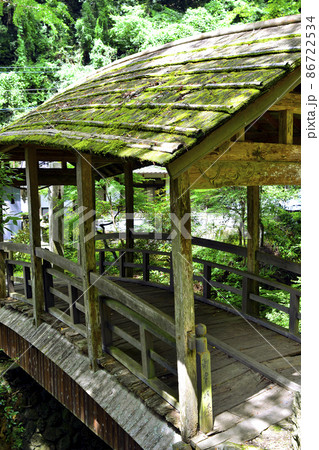杉皮葺きの屋根付き橋・御幸の橋 86722534