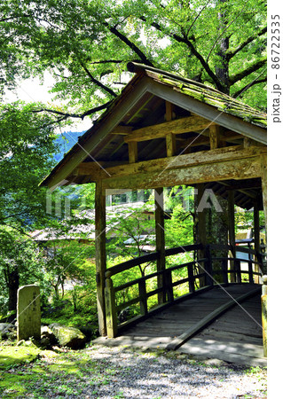 杉皮葺きの屋根付き橋・御幸の橋 86722535