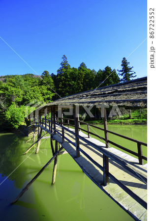 弓削池にかかる屋根付き橋 86722552