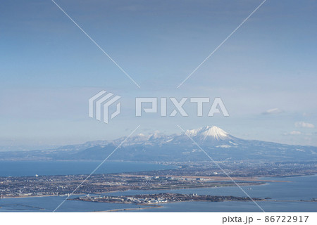 2月の大山と眼下の街並み 2月の大山と眼下の街並み 86722917