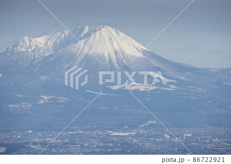 2月の大山と眼下の街並み 2月の大山と眼下の街並み 86722921