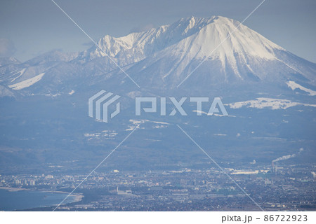 2月の大山と眼下の街並み 86722923