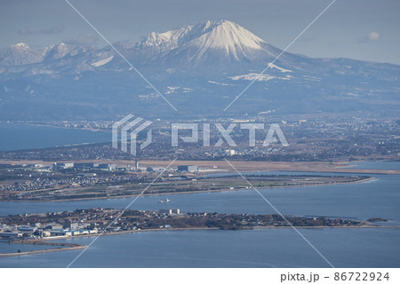 2月の大山と眼下の街並み 2月の大山と眼下の街並み 86722924