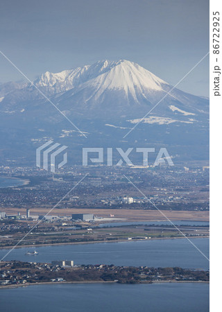 2月の大山と眼下の街並み 86722925