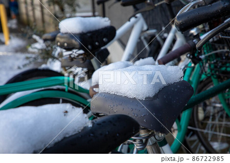 自転車に積もった雪 86722985