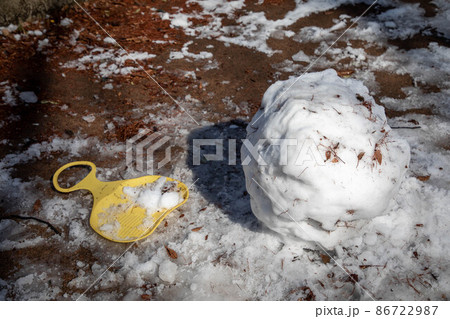 壊れた雪だるまの写真素材 [86722987] - PIXTA