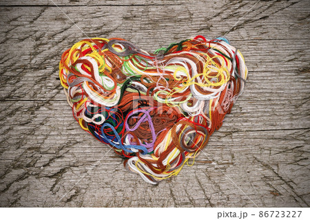 ハート型に絡まる糸 86723227