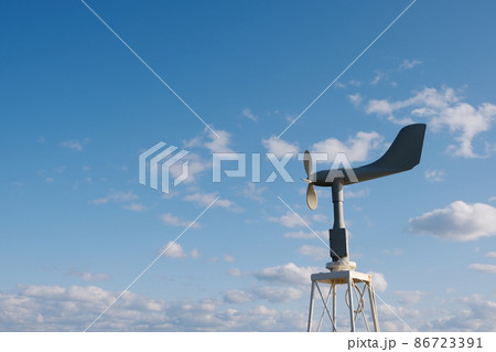 風向風速計と青空　理科気象天気晴れ背景素材 86723391