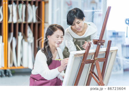 カルチャースクール　絵画教室に通うシニア女性と若い女性講師 86723604