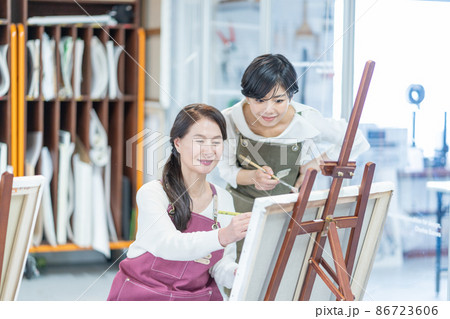 カルチャースクール　絵画教室に通うシニア女性と若い女性講師 86723606