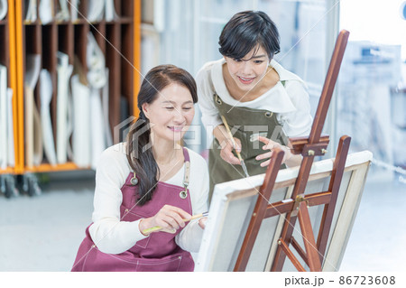 カルチャースクール　絵画教室に通うシニア女性と若い女性講師 86723608