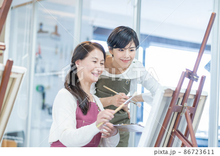 カルチャースクール 絵画教室に通うシニア女性と若い女性講師 カルチャースクール 絵画教室に通うシニア女性と若い女性講師 86723611