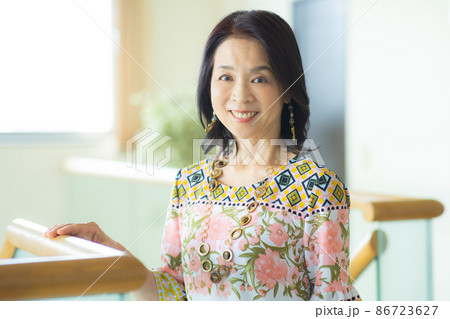 60代女性　リビング 86723627