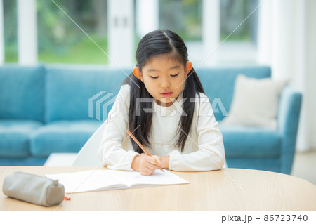勉強する小学1年生の女の子 86723740
