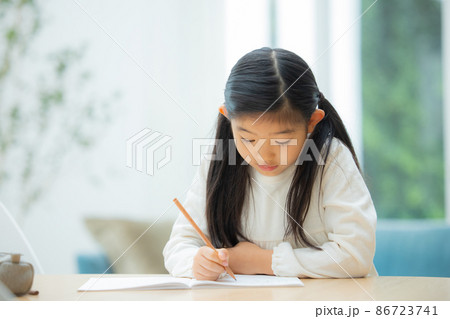勉強する小学1年生の女の子 86723741