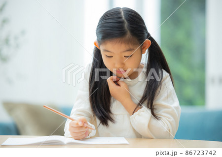 勉強する小学1年生の女の子 86723742