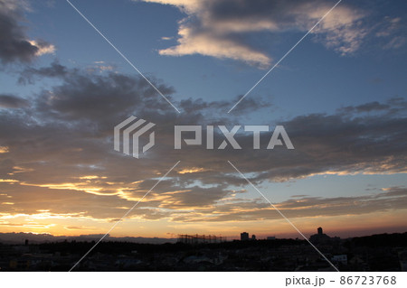 夕方の空と街のシルエット 撮影場所:神奈川県大和市 夕方の空と街のシルエット 撮影場所:神奈川県大和市 86723768