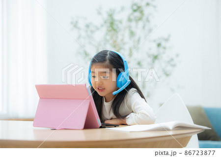 小学一年生　タブレット　オンライン学習 86723877