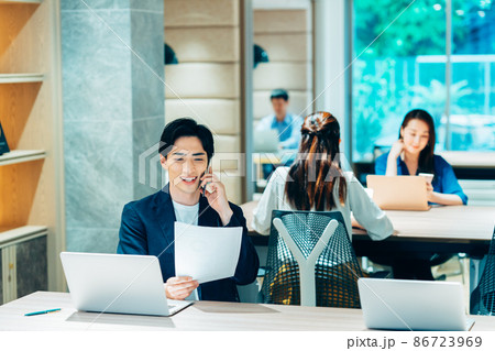 オフィスで電話するミドルのビジネスマン　撮影協力「+SHIFT NOGIZAKA」 86723969