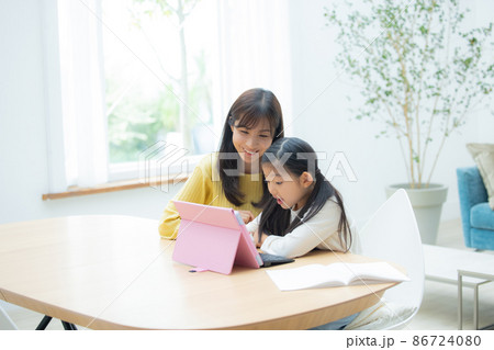 タブレット学習をする小学生とママ タブレット学習をする小学生とママ 86724080