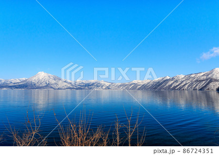 北海道千歳市、真冬の支笏湖と恵庭岳【1月】 86724351