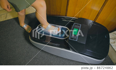 Automatic Thermal Shrinkable Shoe Cover Laminating Machine. Clos 86724862